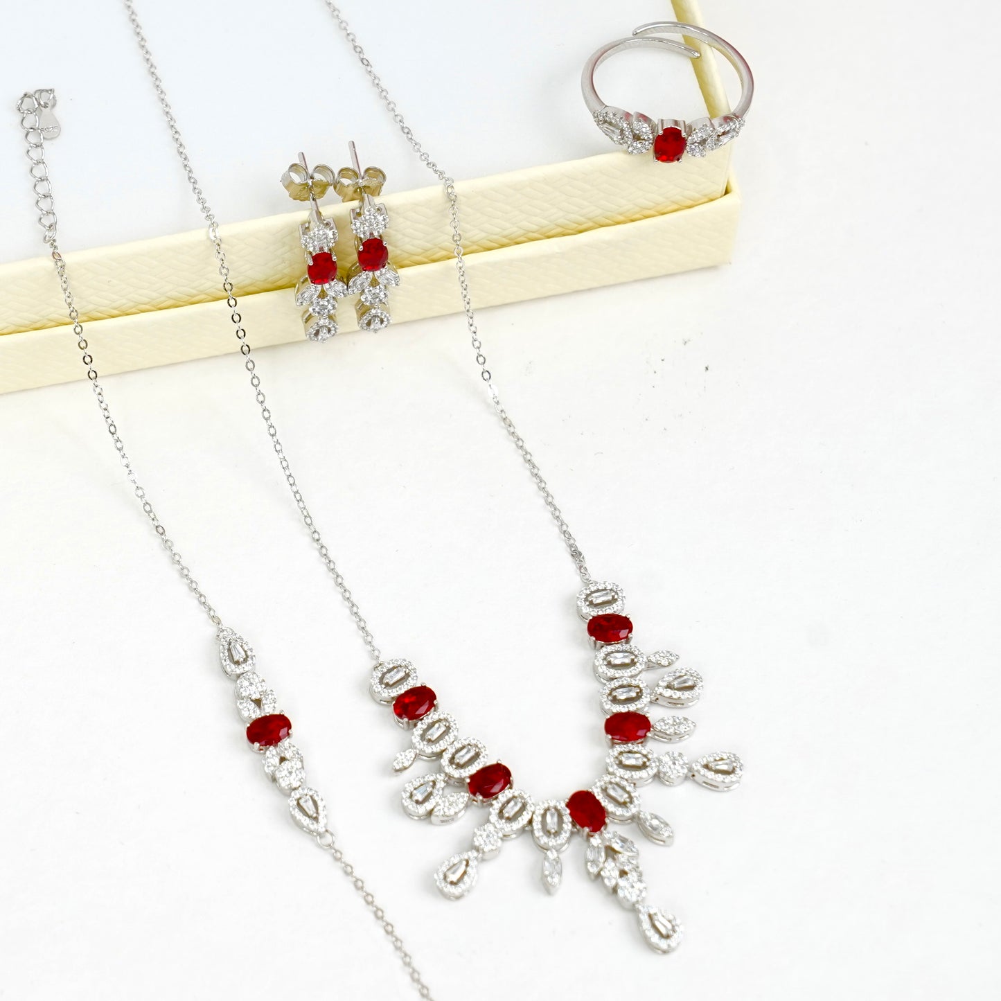 Parure en Argent et Pierres Rouges Brillantes