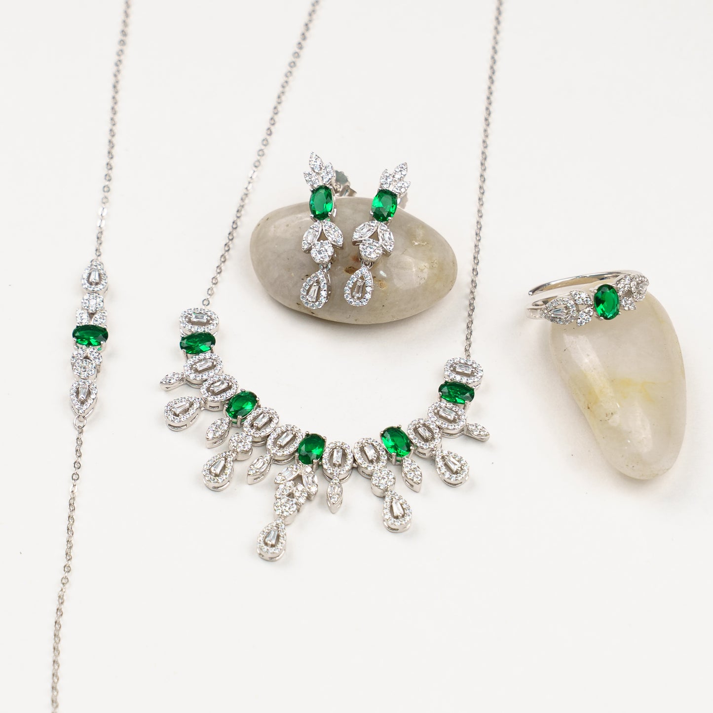 Parure en argent 925 rhodié avec pierres vert émeraude