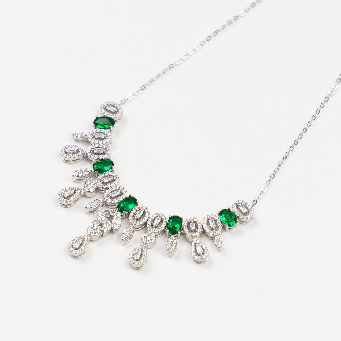 Parure en argent 925 rhodié avec pierres vert émeraude