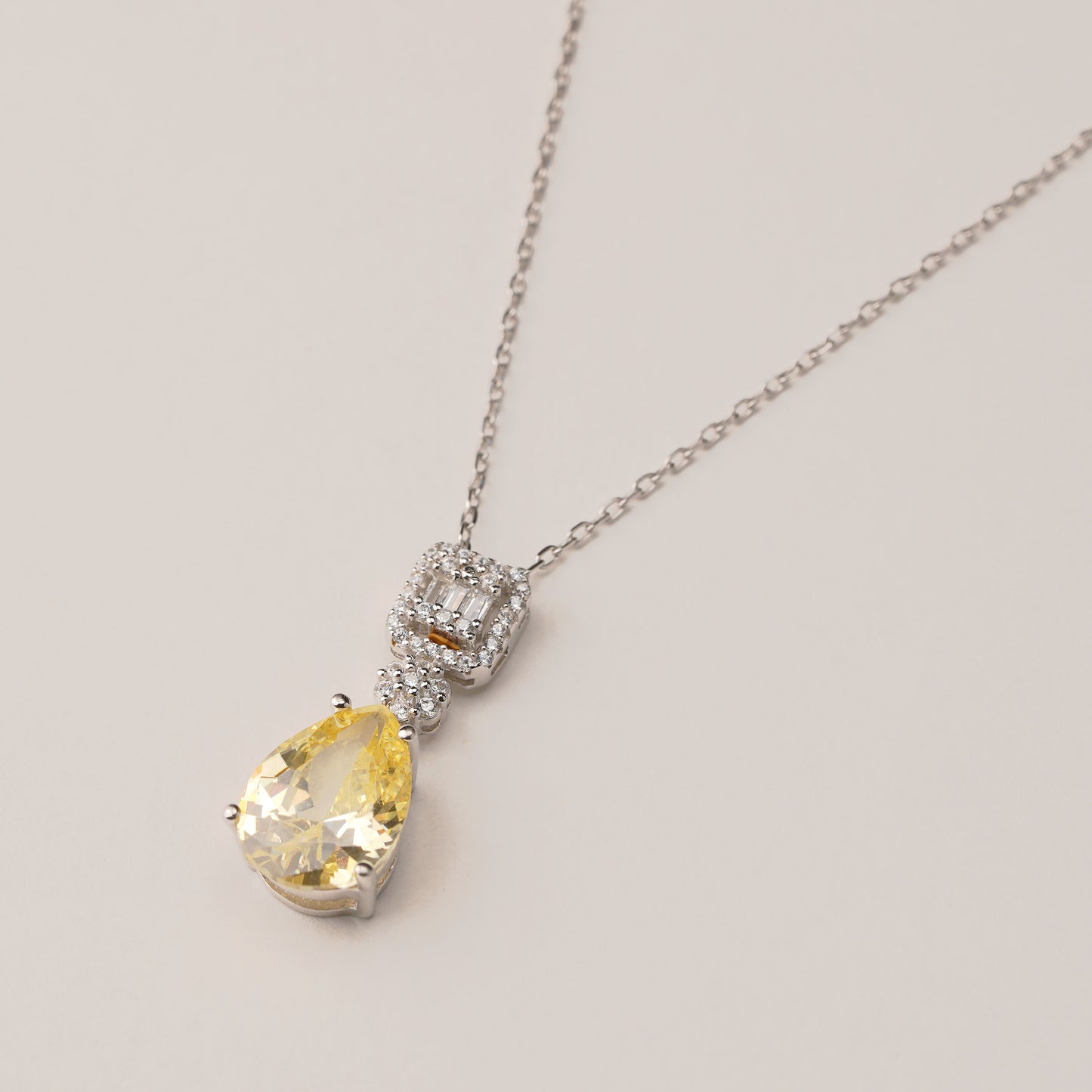 Parure en argent 925 rhodié avec pierres jaunes – Modèle Luxe Babylon